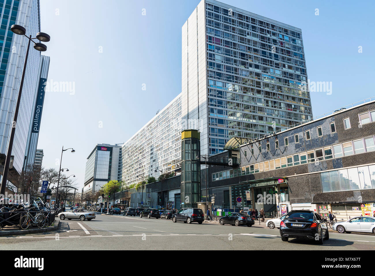 Paris (France) : office de tourisme et les immeubles à appartements dans le quartier de la gare de Montparnasse, rue du Commandant René Mouchotte' street entre Banque D'Images