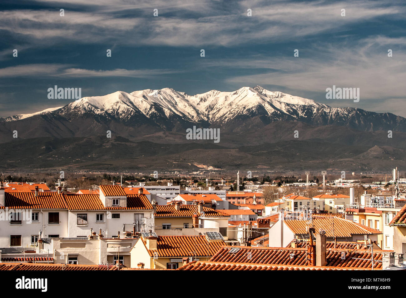 Perpignan (sud de la France). Toits de le quartier populaire de Saint-Mathieu, avec le Canigou vu depuis les terrasses de Banque D'Images Perpignan (sud de la France). Toits de le quartier populaire de Saint-Mathieu, avec le Canigou vu depuis les terrasses de Banque D'Images