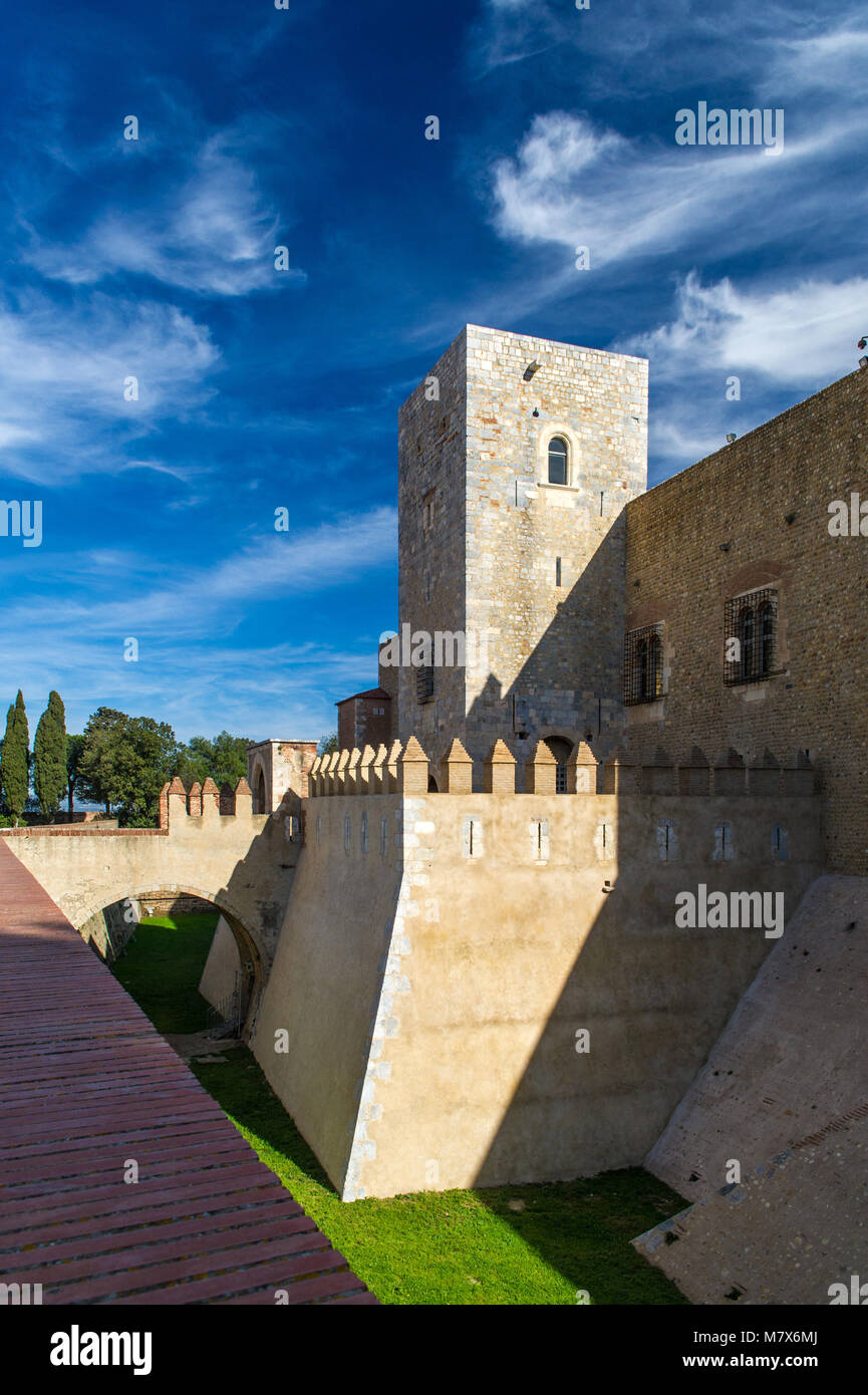 Perpignan (sud de la France). Terrasses, mur et les bâtiments du Palais des Rois de Majorque (Palau dels Reis de Mallorca en catalan) s Banque D'Images