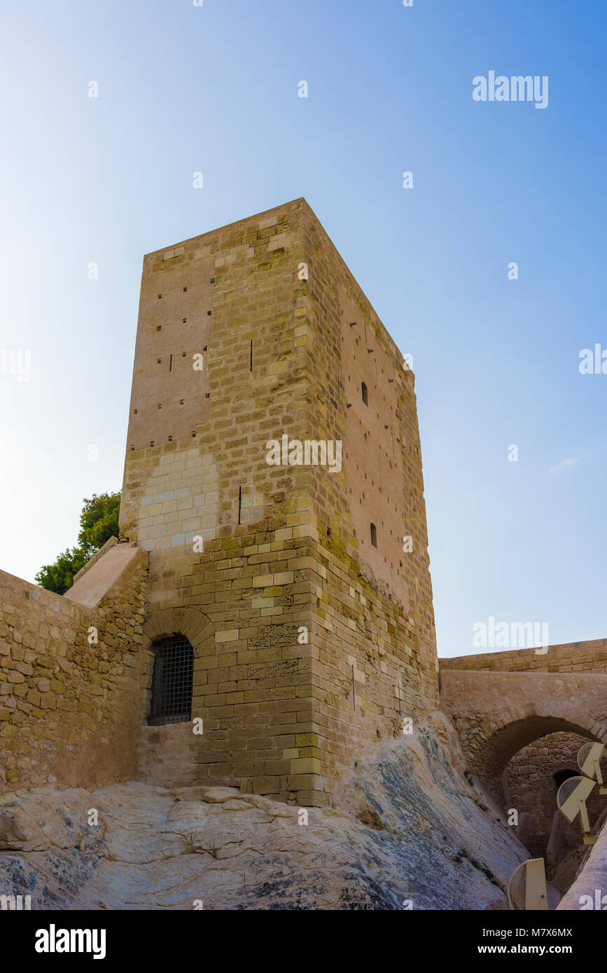 Le château de Santa Barbara sur le mont Benacantil dans la ville d'Alicante, Espagne. Banque D'Images