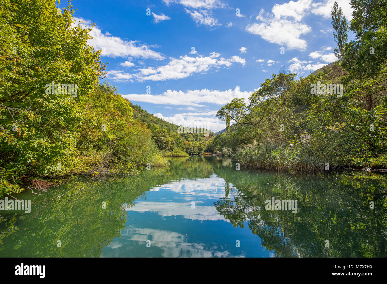 Vue de la rivière Cetina autour de Omis (Almissa) ville, Dalmatie, Croatie/ canyons/rivière/green/montagne Banque D'Images