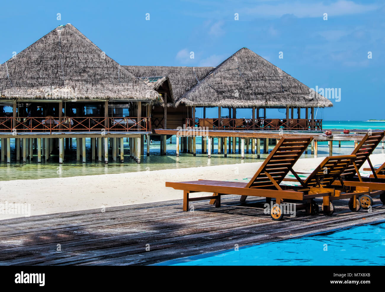 Water Villas tropical beach resort Maldives à l'hôtel pour vacances d'arrière-plan Banque D'Images