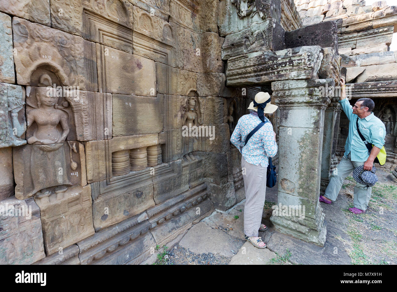 Les touristes au temple Nokor Bachey, aka Wat Nokor, Banteay Prey Nokor et Banteay Prei Nokor, un 11e siècle temple hindou, Kampong Cham, Cambodge Asie Banque D'Images