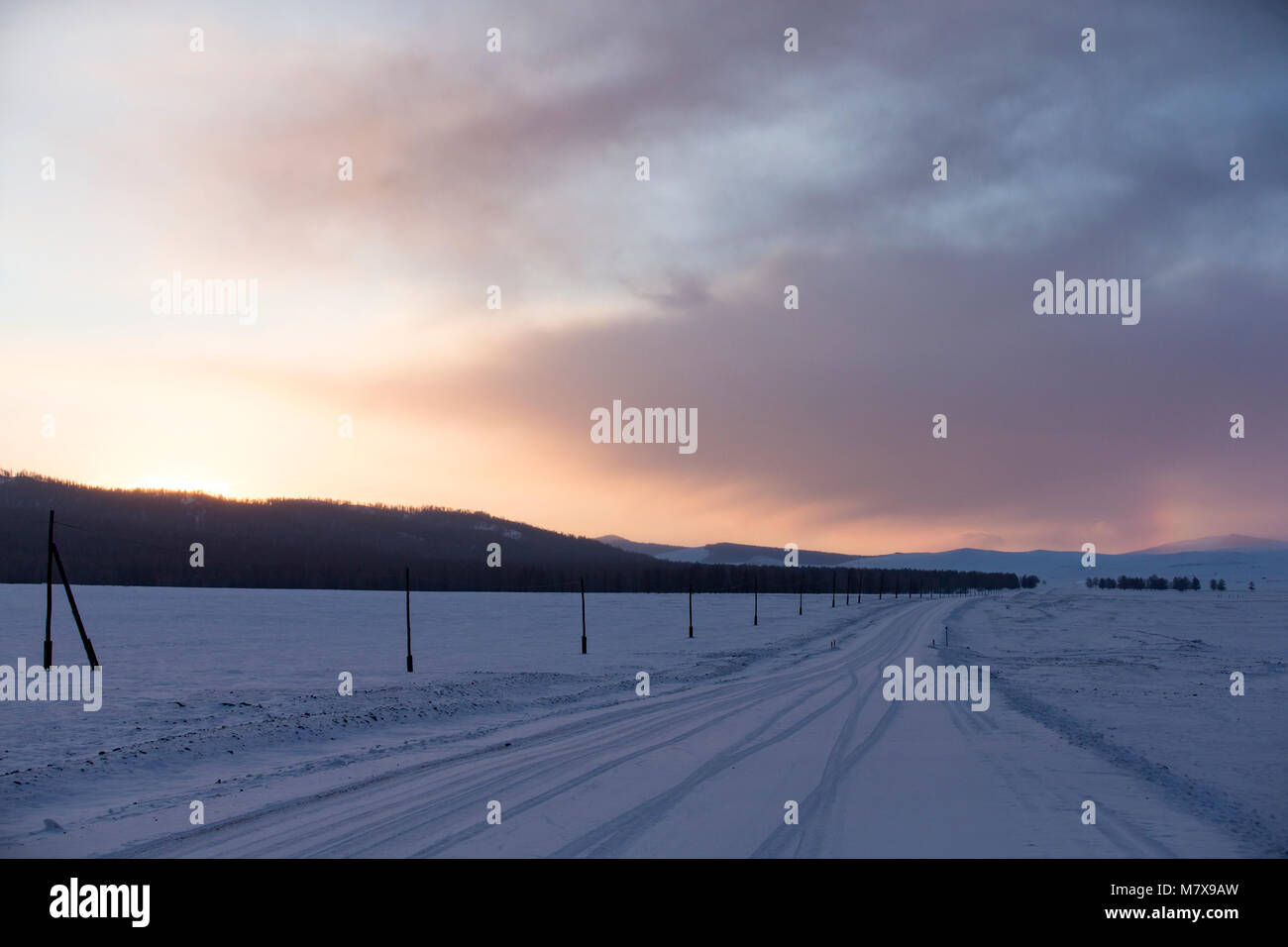 Route couverte de neige dans le nord de la Mongolie Banque D'Images