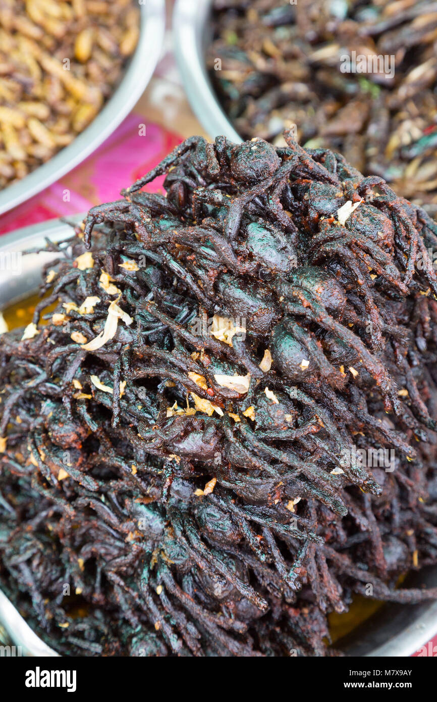 Cambodge - marché d'araignées araignées frits à la vente sur le marché d'insectes pour l'alimentation, Skoun, Cambodge, Asie Banque D'Images