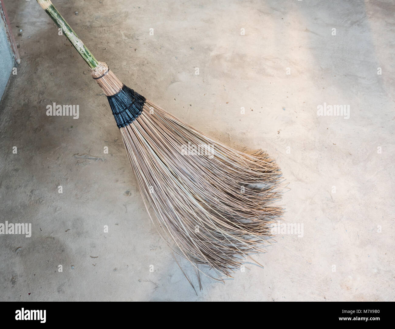 Clouseup du coconut leaf broom stick pour balayer dans la construction maison. Banque D'Images