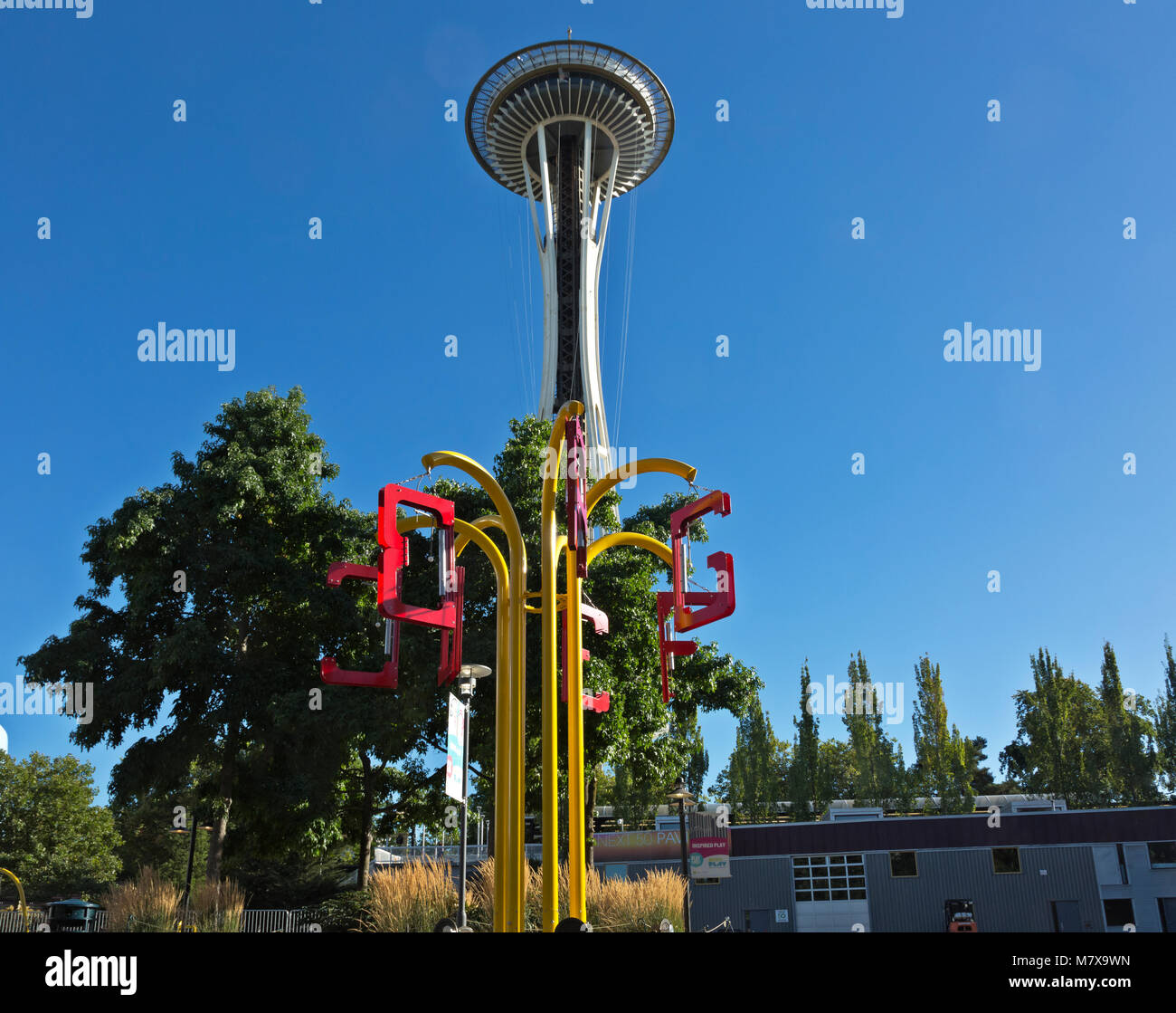 WA13805-00...WASHINGTON - Un jouet qui crée de la musique situé dans l'aire de jeux pour enfants du Seattle Center près de la base de la Space Needle. 2017 Banque D'Images