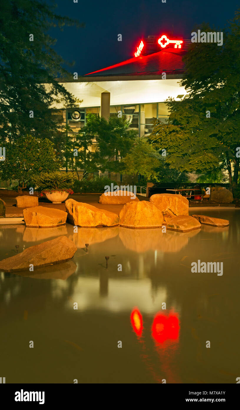 WA13824-00...WASHINGTON - Lumières du toit de Key Arena, rénové en zone Climate Pledge pour se refléter dans une piscine voisine. 2017 Banque D'Images