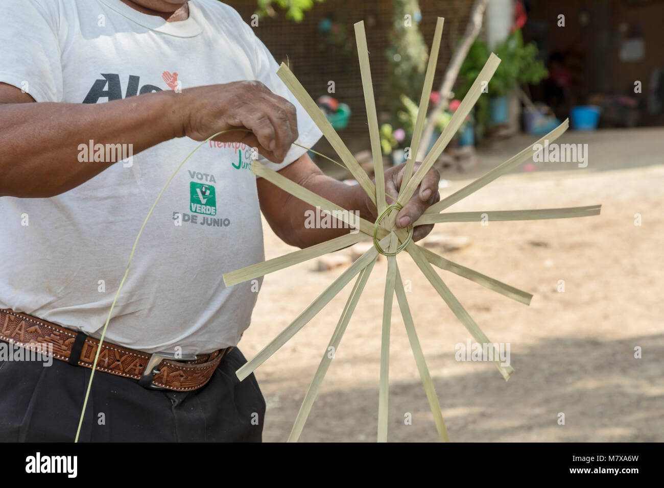 San Juan GuelavÃ-a, Oaxaca, Mexico - Benito JosÃ© fait MartÃ-nez carrizo, des paniers d'un bambou-comme river reed. Banque D'Images
