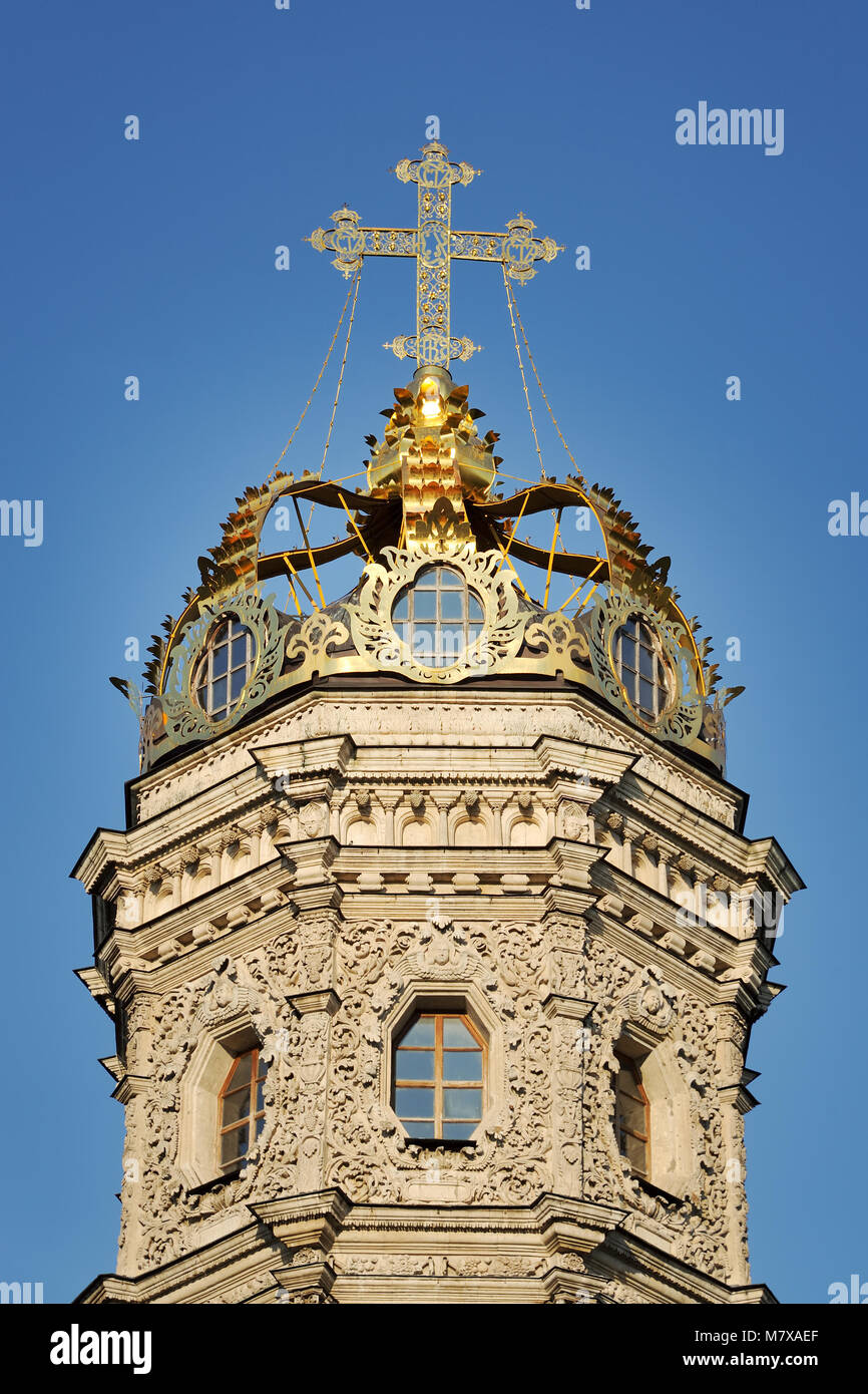 = couronne d'or avec croix de l'Église Dubrovitsy contre Ciel bleu  = Le haut de l'église de la Vierge du signe en Dubrovitsy décoré par un shinin Banque D'Images