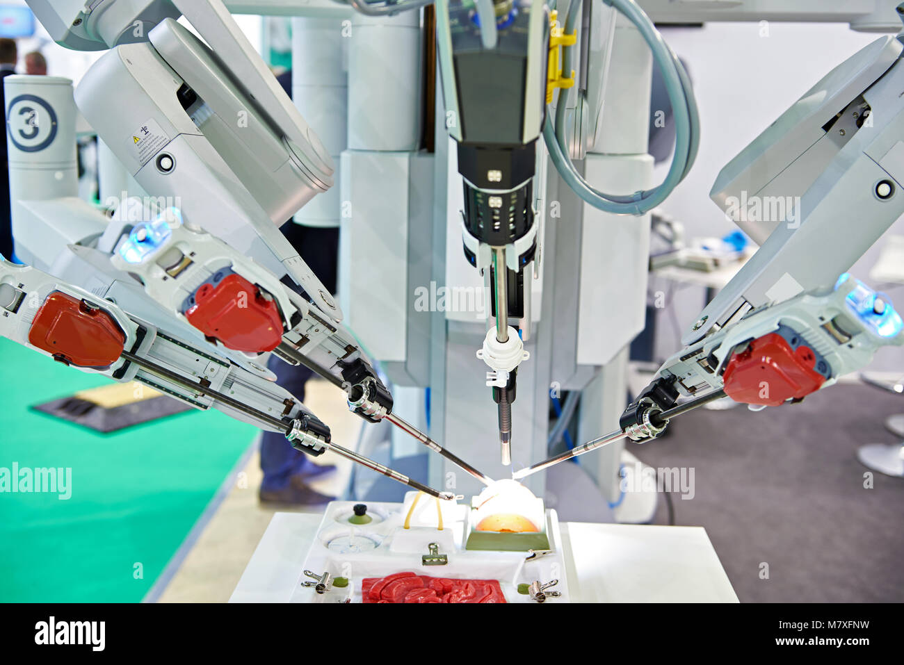 Système chirurgical robotique sur un stand médical test Banque D'Images