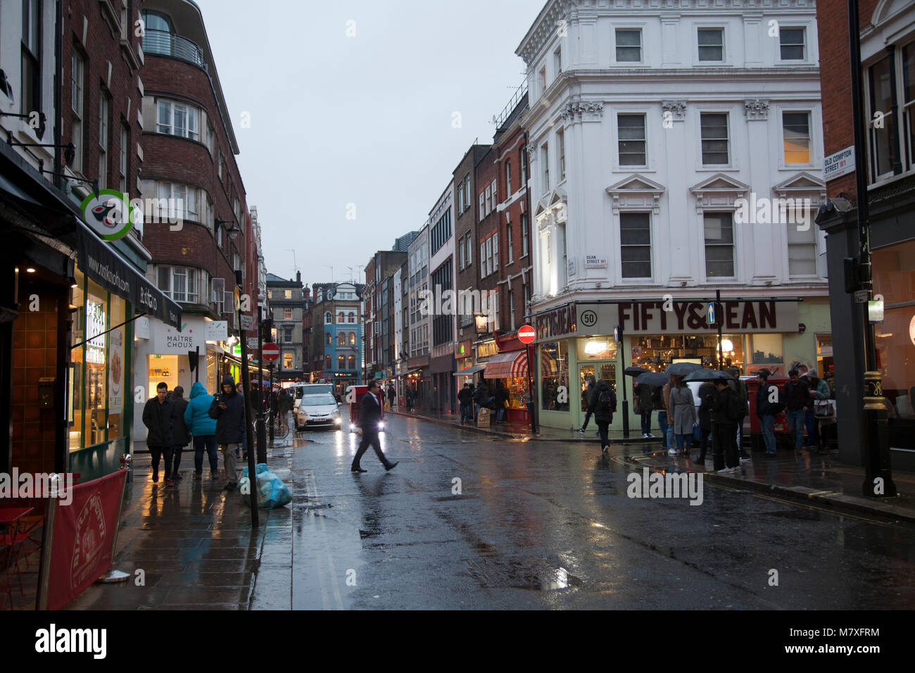 Old Compton Street à Soho, Londres en temps de pluie - London UK Banque D'Images