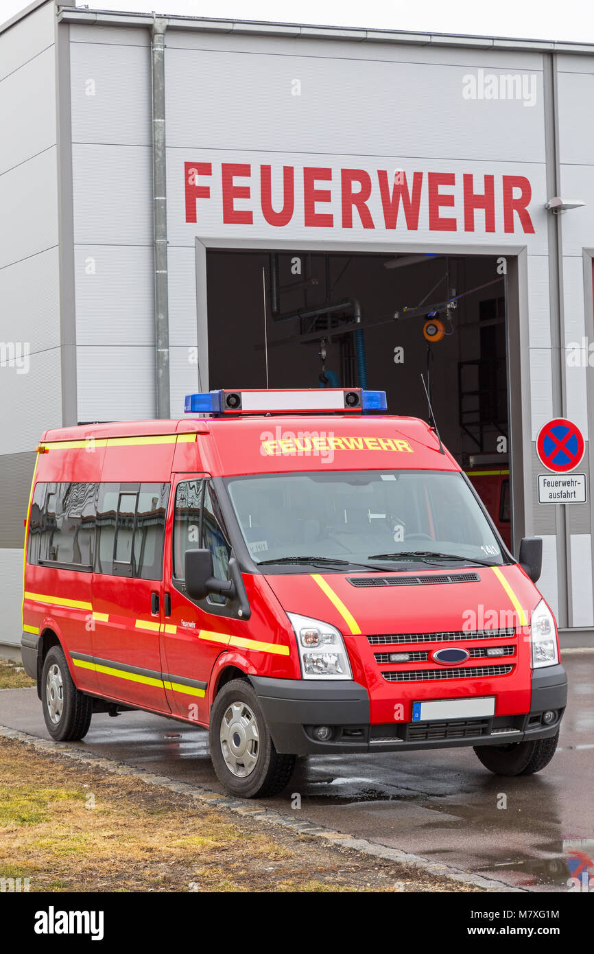 Véhicule d'urgence en face de la caserne en Bavière, Allemagne Banque D'Images