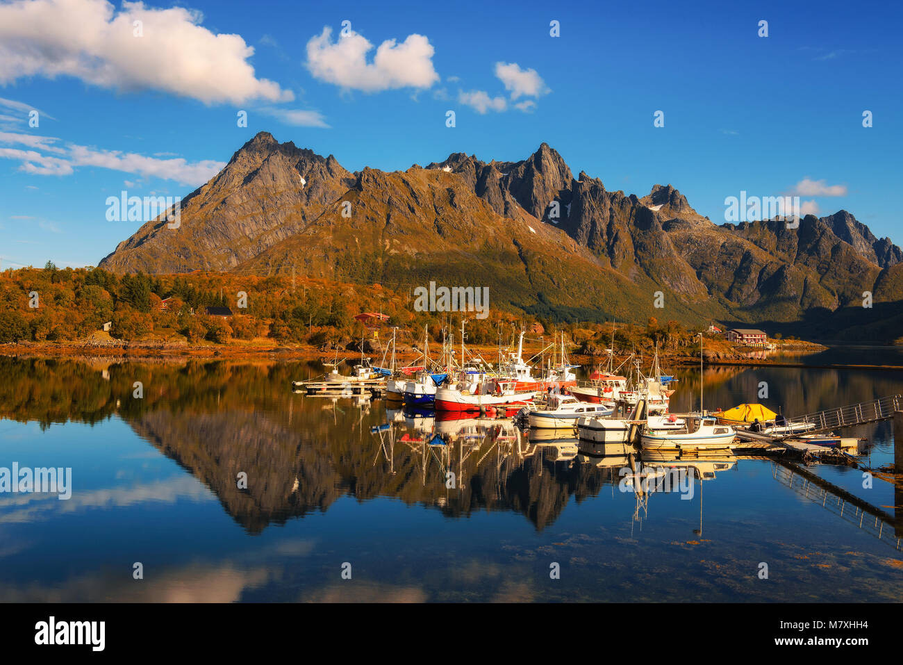 Yachts et bateaux de pêche sur les îles Lofoten en Norvège Banque D'Images