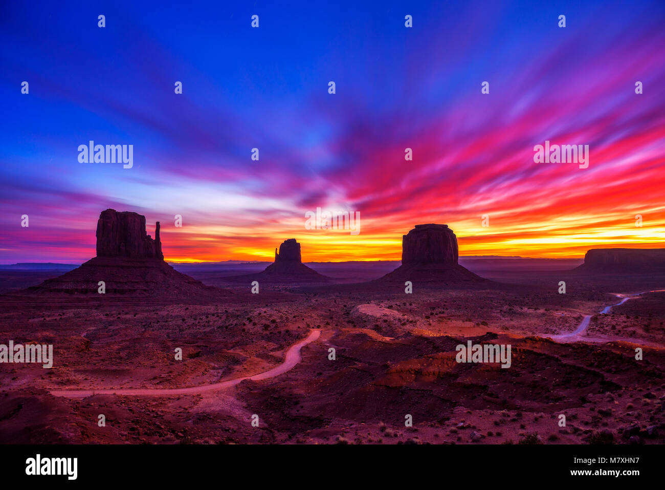 Lever de soleil sur Monument Valley, Arizona, USA Banque D'Images