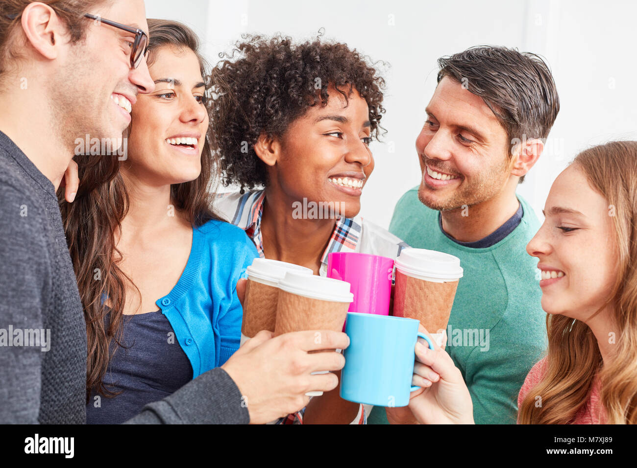 Les étudiants dans le système d'avoir une pause-café concert Banque D'Images