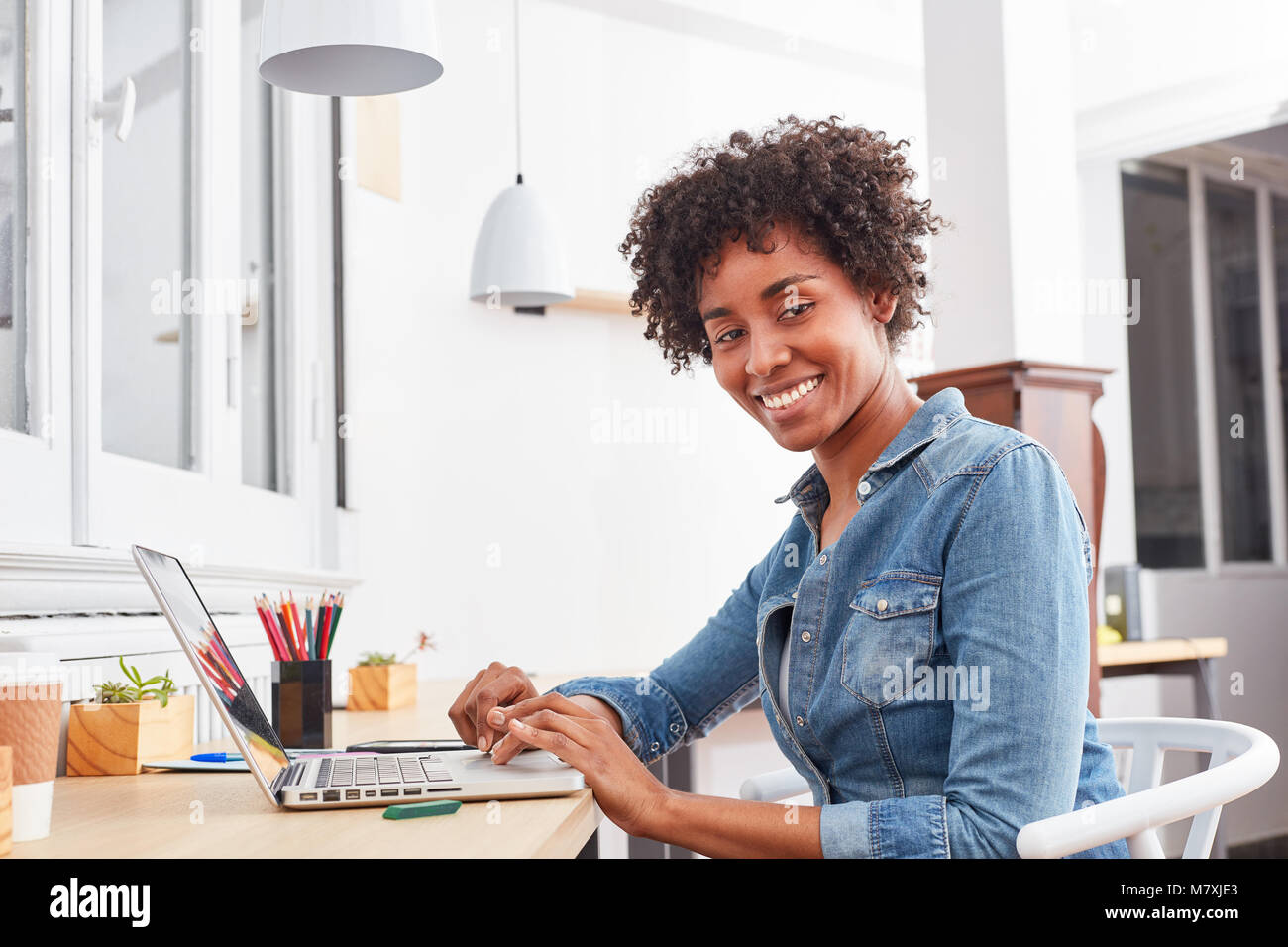 Jeune étudiant multiculturel est d'apprendre en étudiant à l'ordinateur portable Banque D'Images