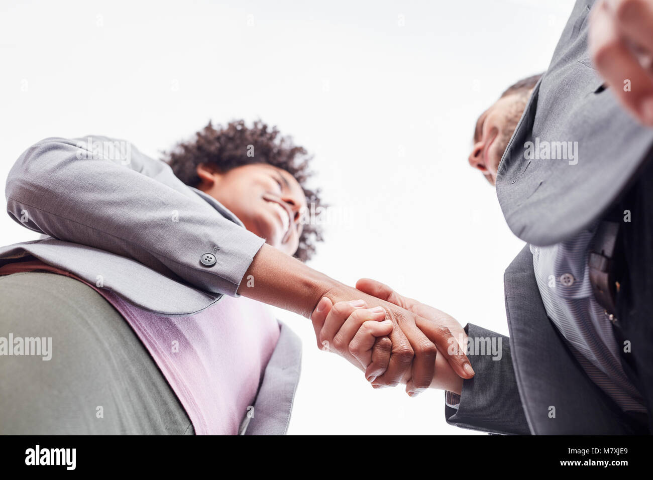 Deux partenaires d'accueil ou de transport avec shakehands Banque D'Images