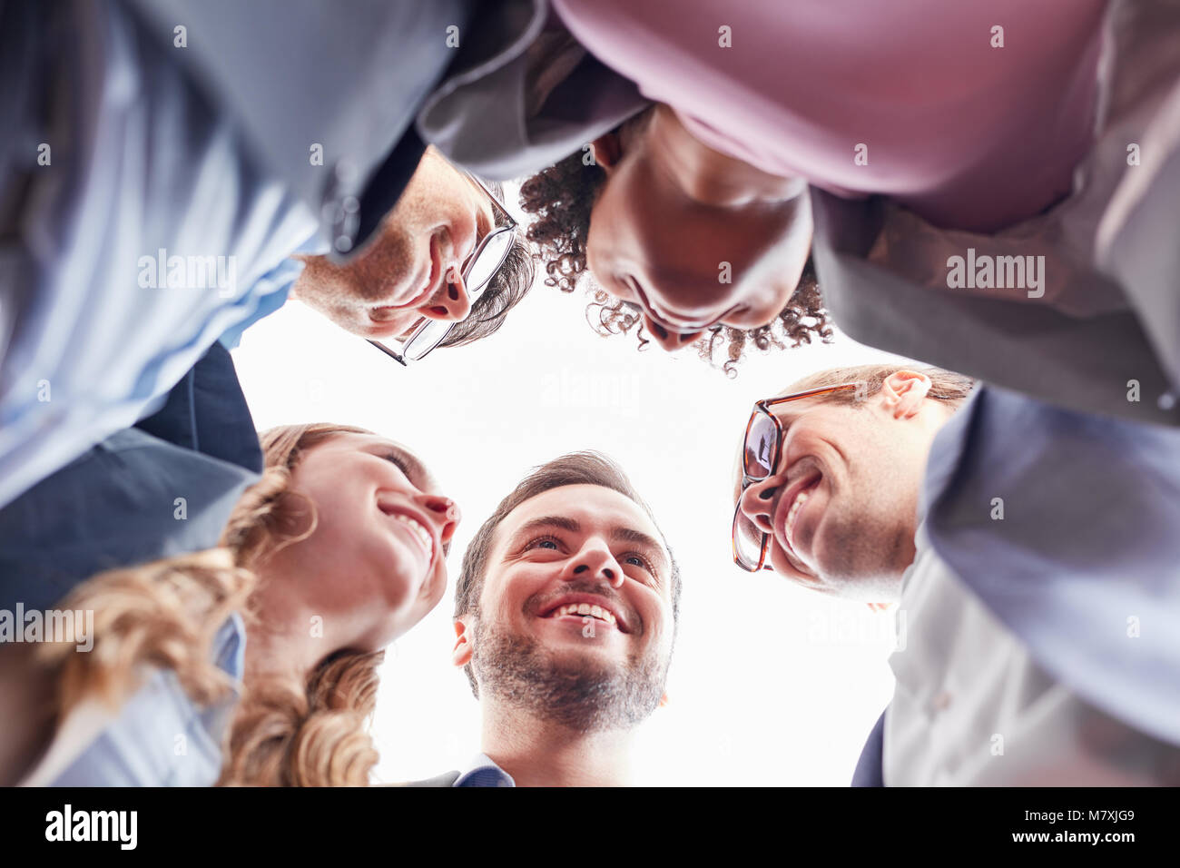 Jeune start-up les gens d'affaires de l'atelier teambuilding forment un cercle Banque D'Images