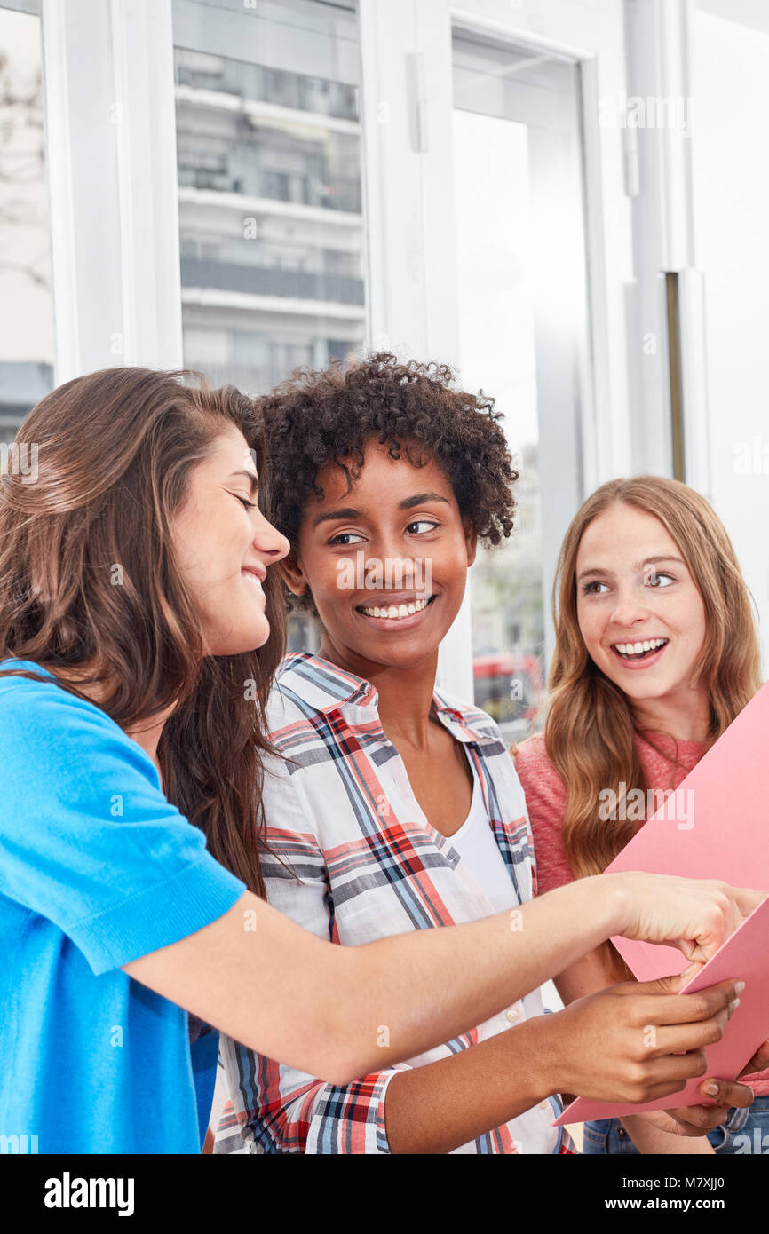 Trois jeunes femmes comme des amis ou les élèves apprennent ensemble dans le travail d'équipe Banque D'Images