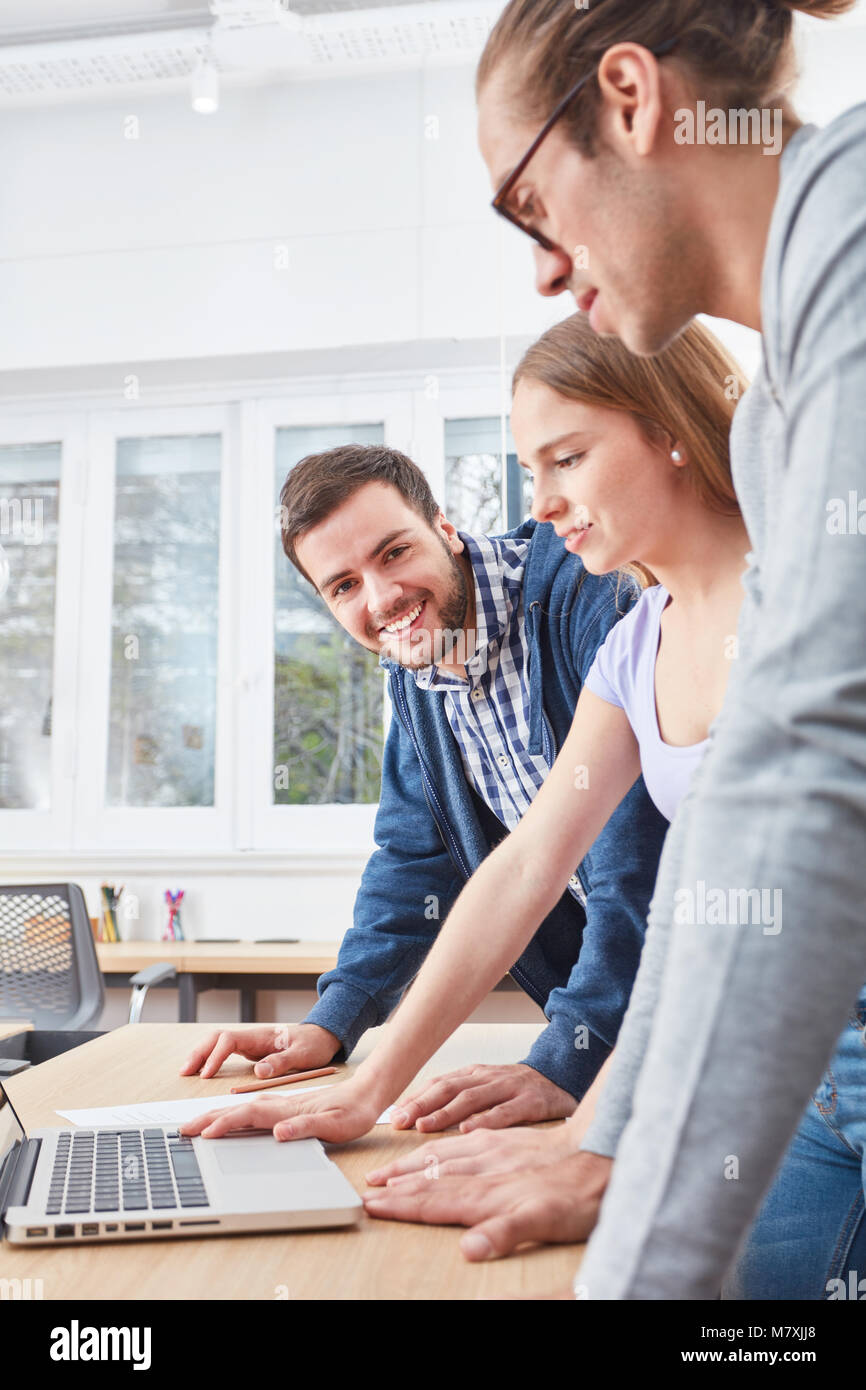 Trois collègues qui travaillent dans la programmation de logiciels d'entreprise Banque D'Images