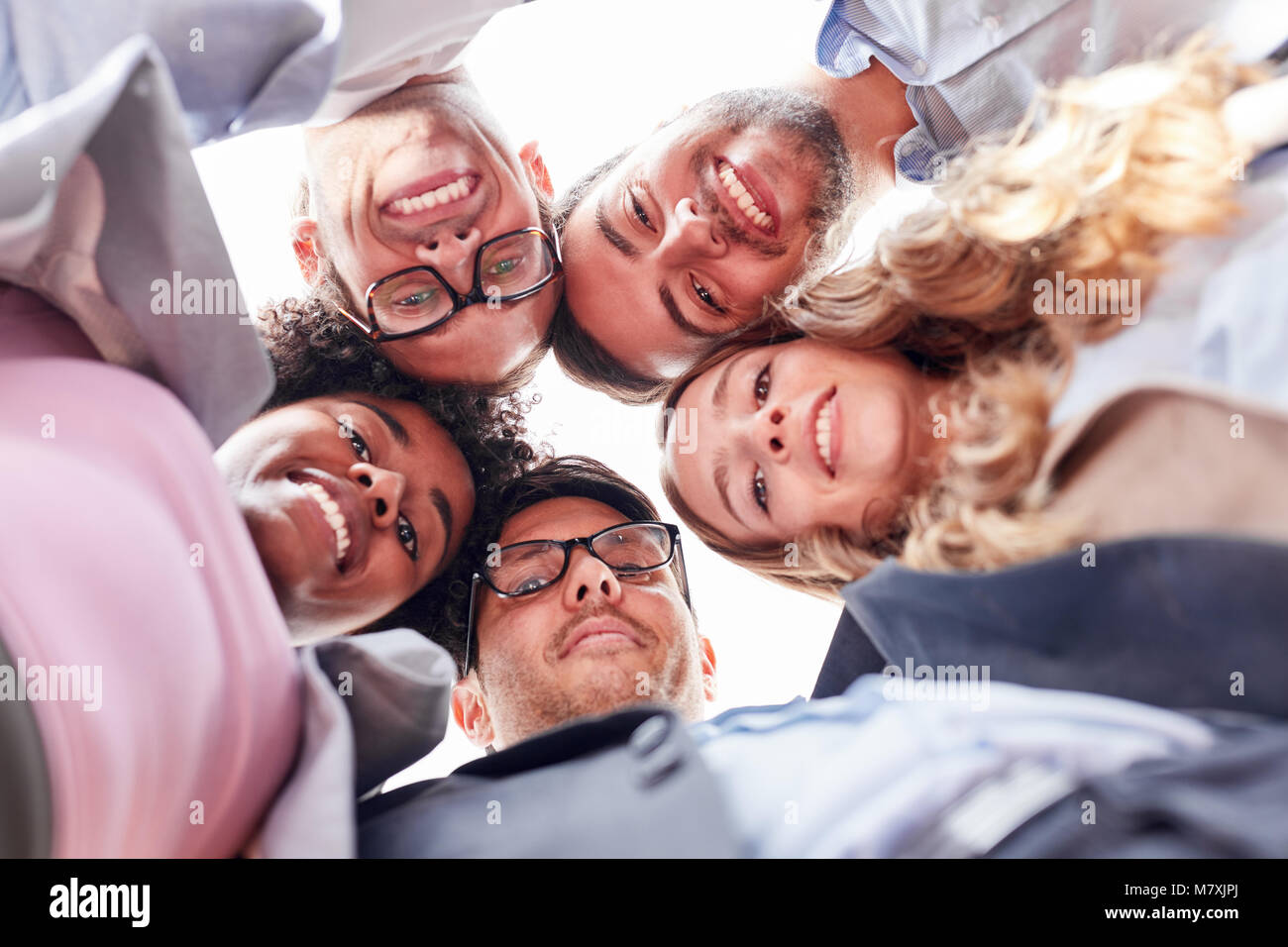 Les jeunes comme une équipe de démarrage se tenir dans le cercle pour l'équipe et synergie Banque D'Images