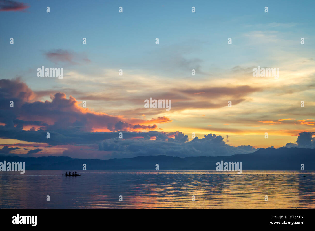 Silhouette d'un petit bateau sur l'océan au coucher du soleil, l'île de Cebu, aux Philippines Banque D'Images