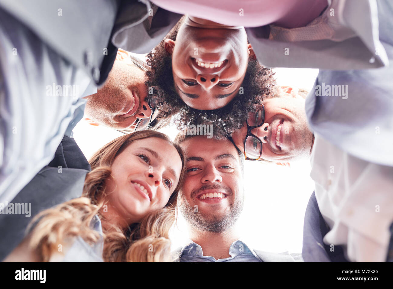 Les élèves en tant que créatif l'équipe forment un cercle pour teambuilding Banque D'Images
