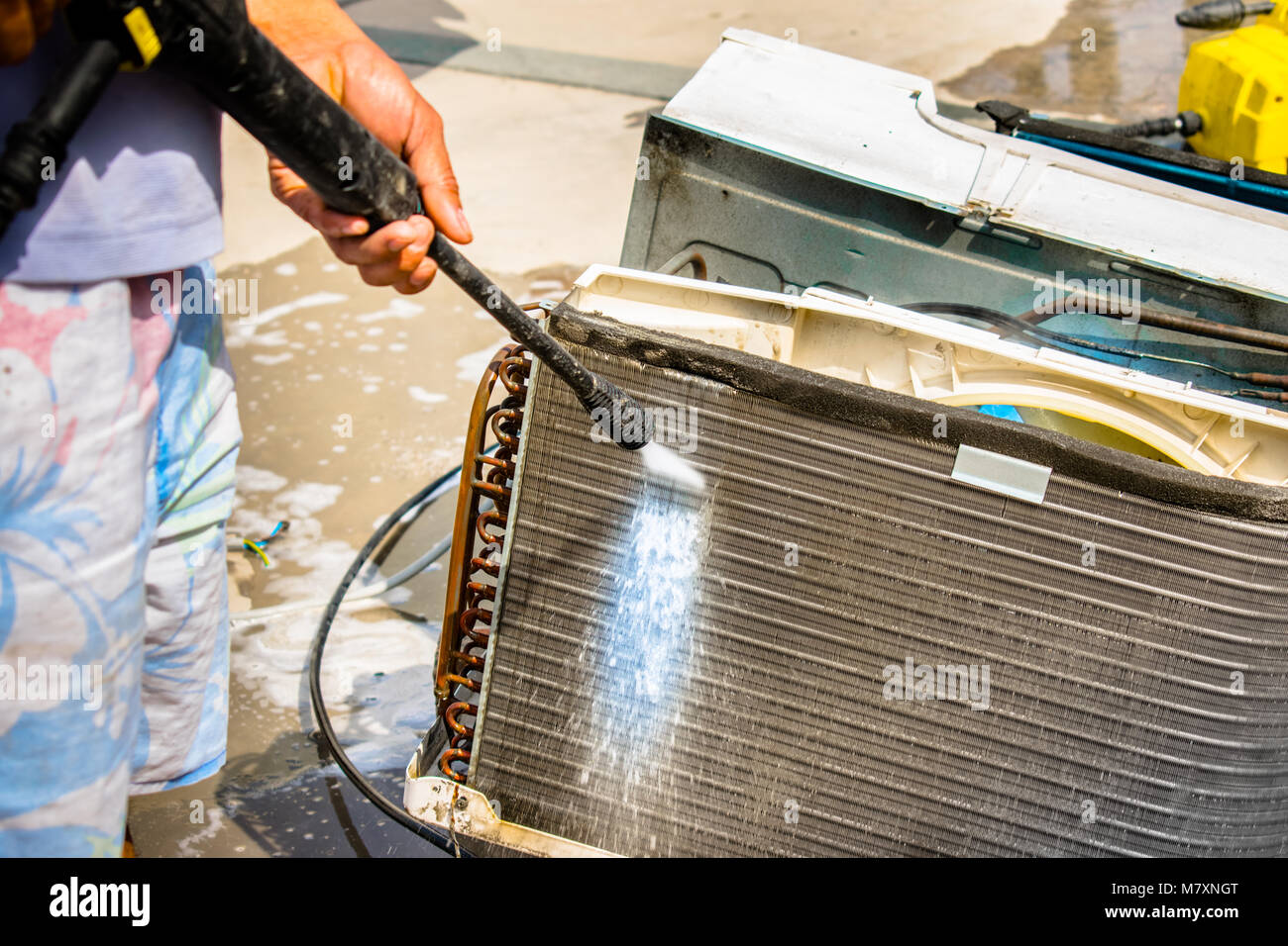 Un électricien Professionnel Est De Nettoyer Le Climatiseur
