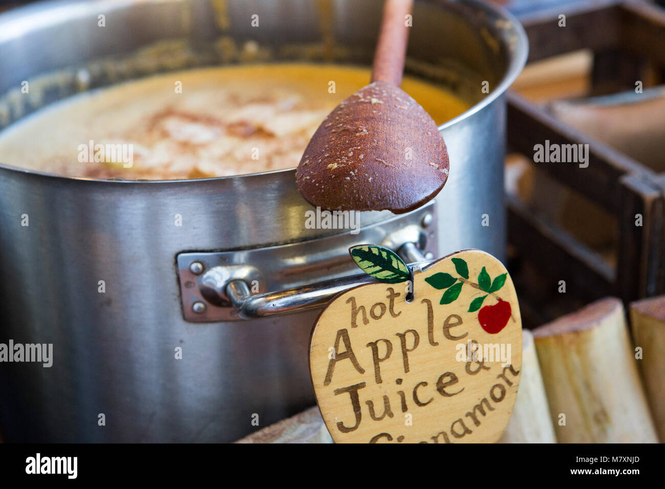 Jus de pomme chaud à la cannelle et boire. Banque D'Images