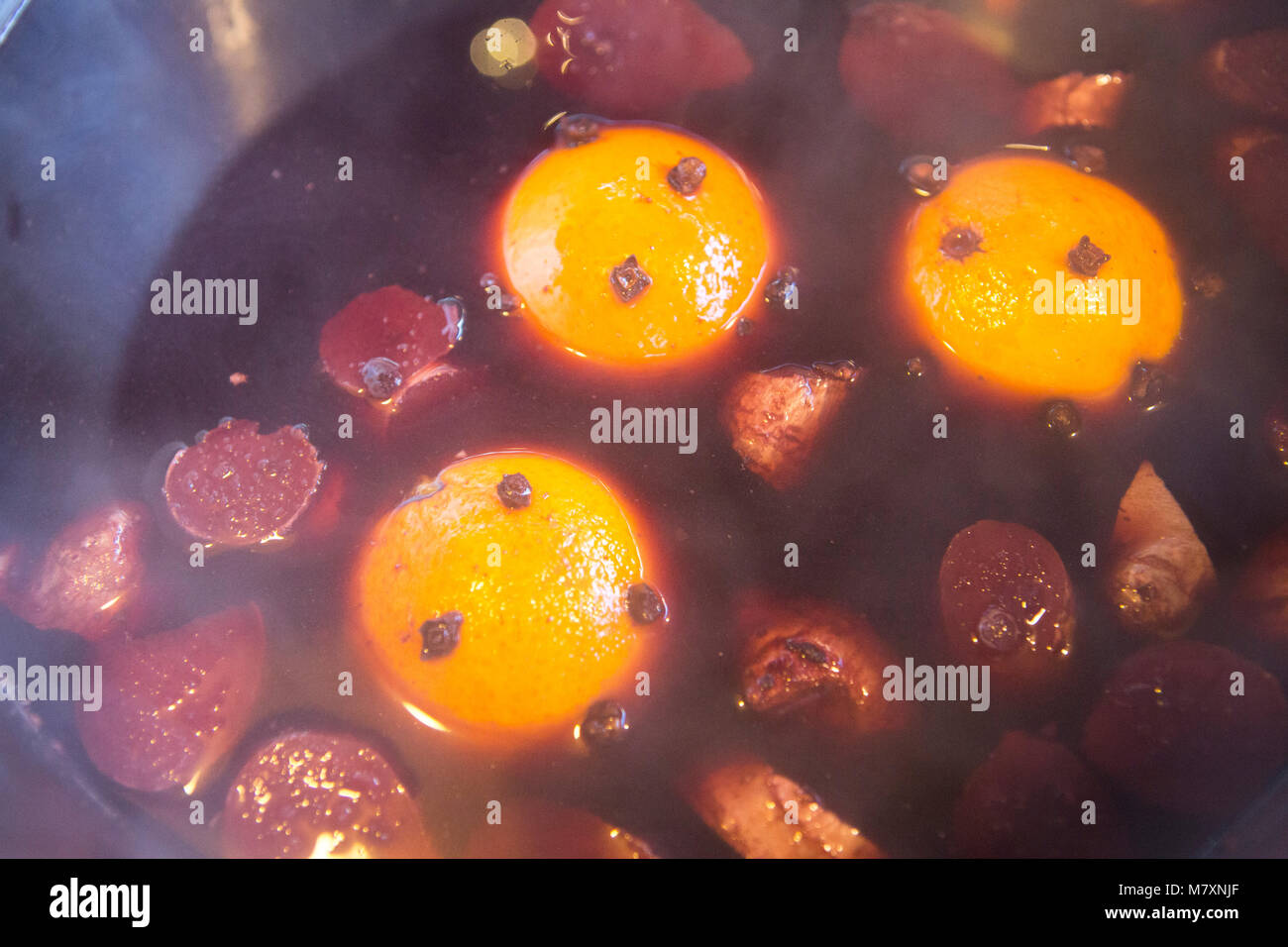 Préparation du vin chaud, avec la mandarine, girofle et d'orange. Banque D'Images