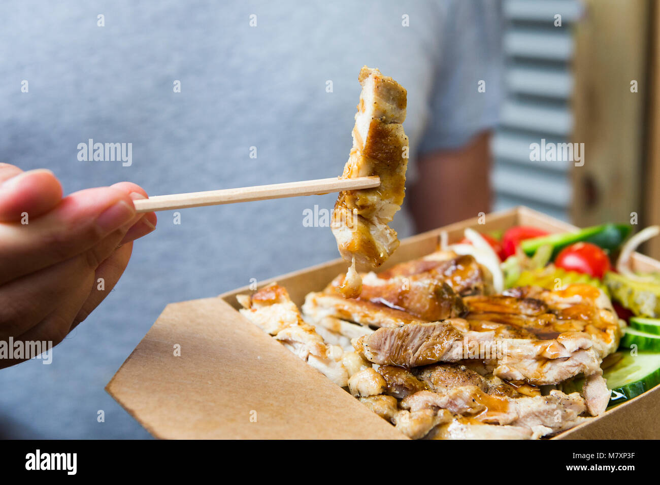 Lanières de poulet croustillant au marché de l'alimentation de rue. Banque D'Images