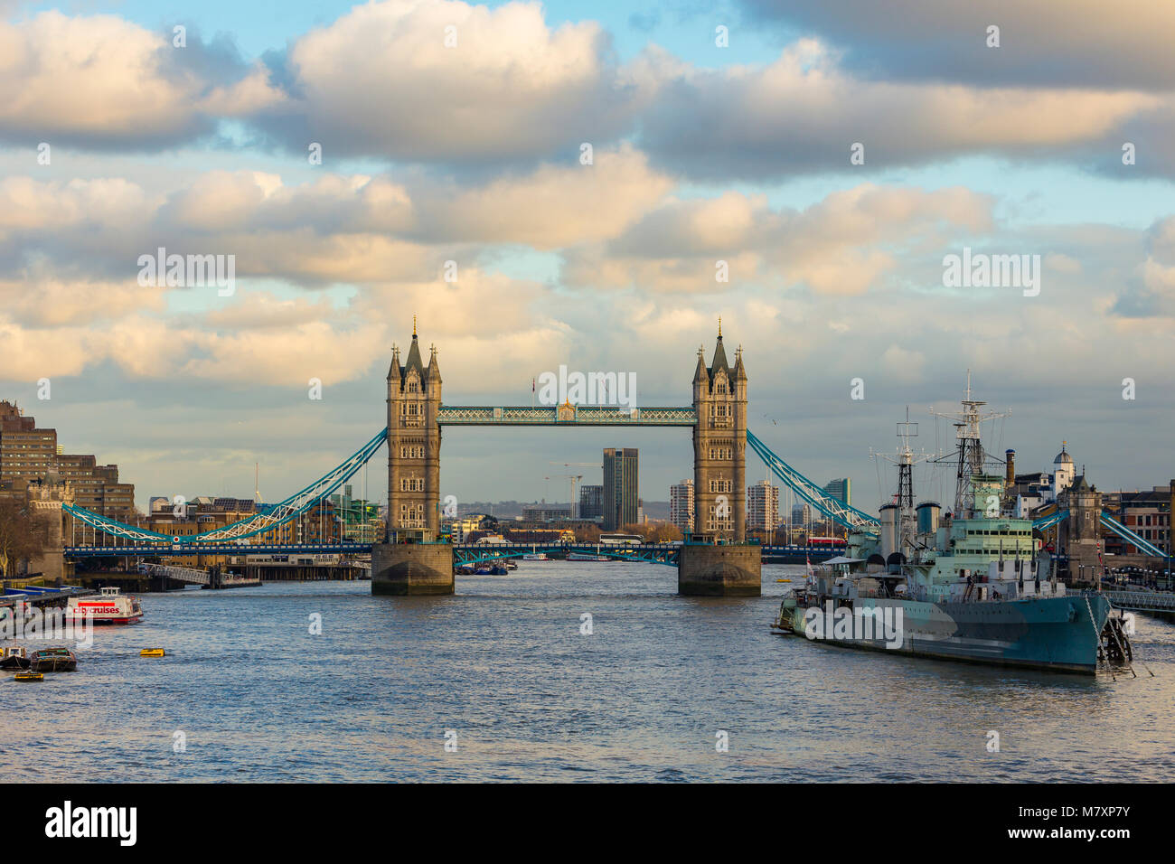 Londres, UK - JAN 2018 : vue sur le Tower Bridge et HMS Belfast de London Bridge sur un jour d'hiver ensoleillé Banque D'Images