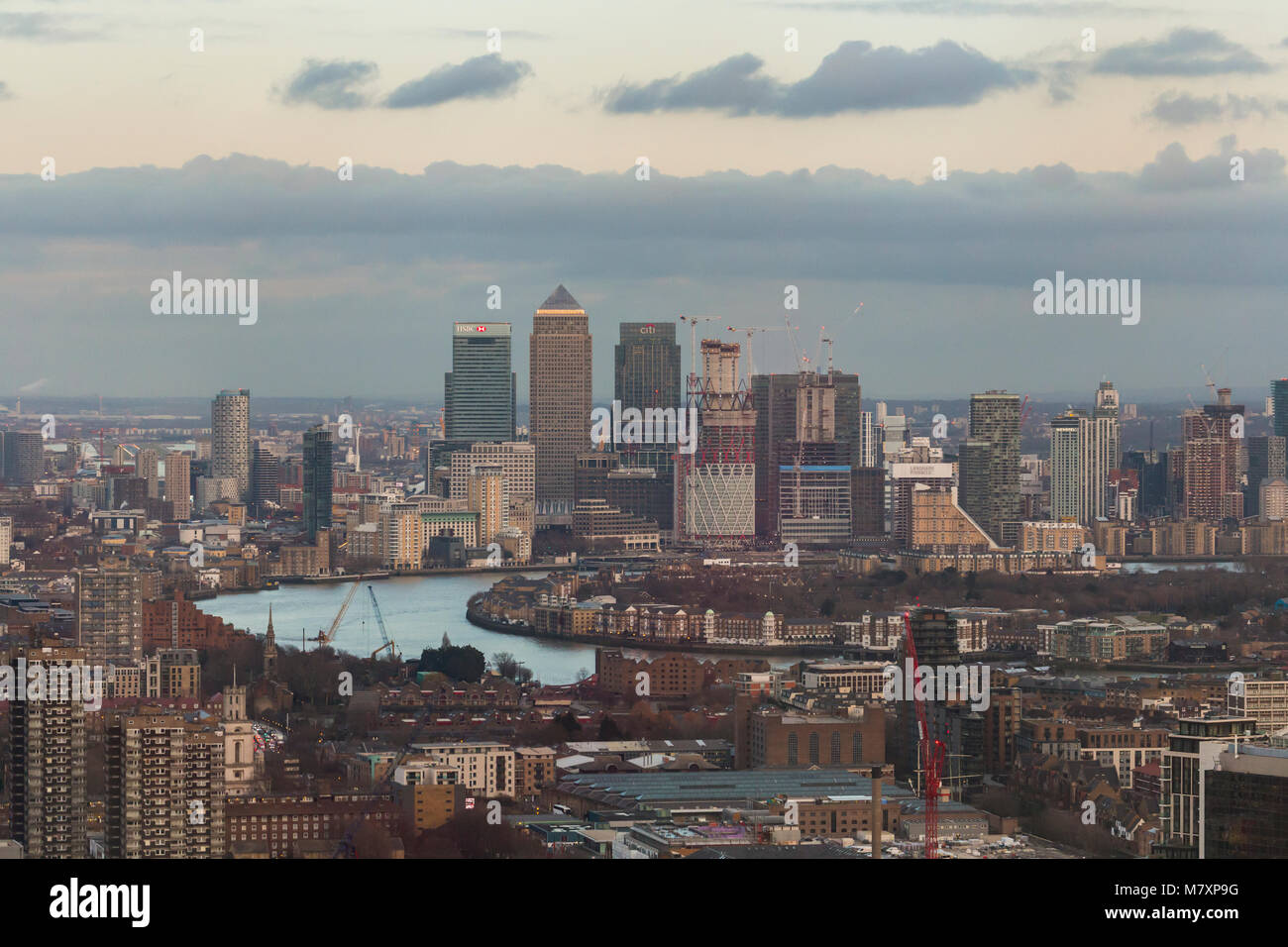 Londres, UK - JAN 2018 : Vue aérienne de gratte-ciel de Canary Wharf avec Thames en premier plan Banque D'Images
