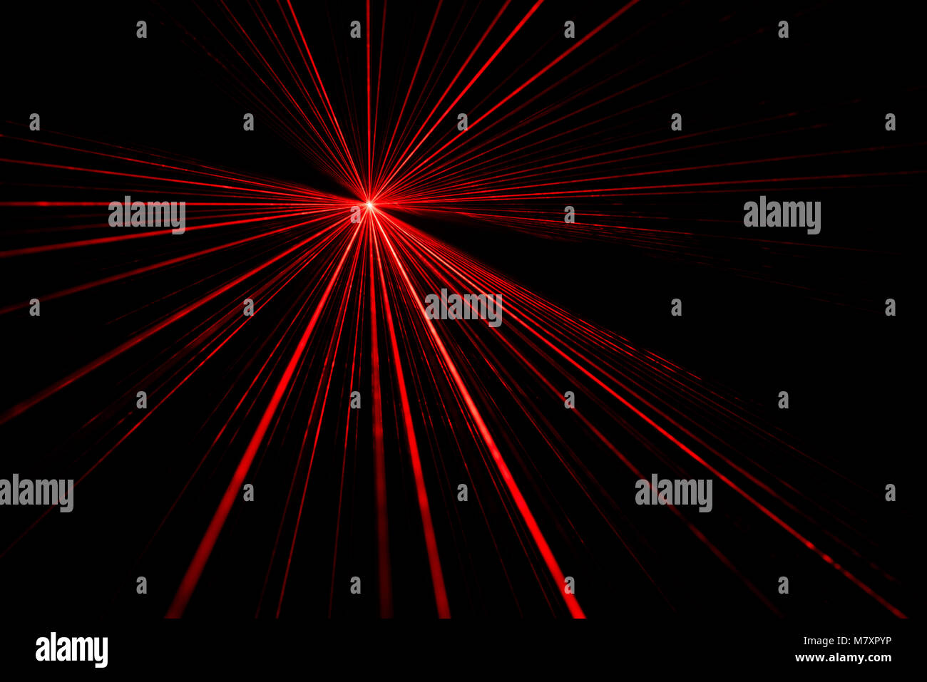 Effet de lumière laser rouge sur fond noir Banque D'Images