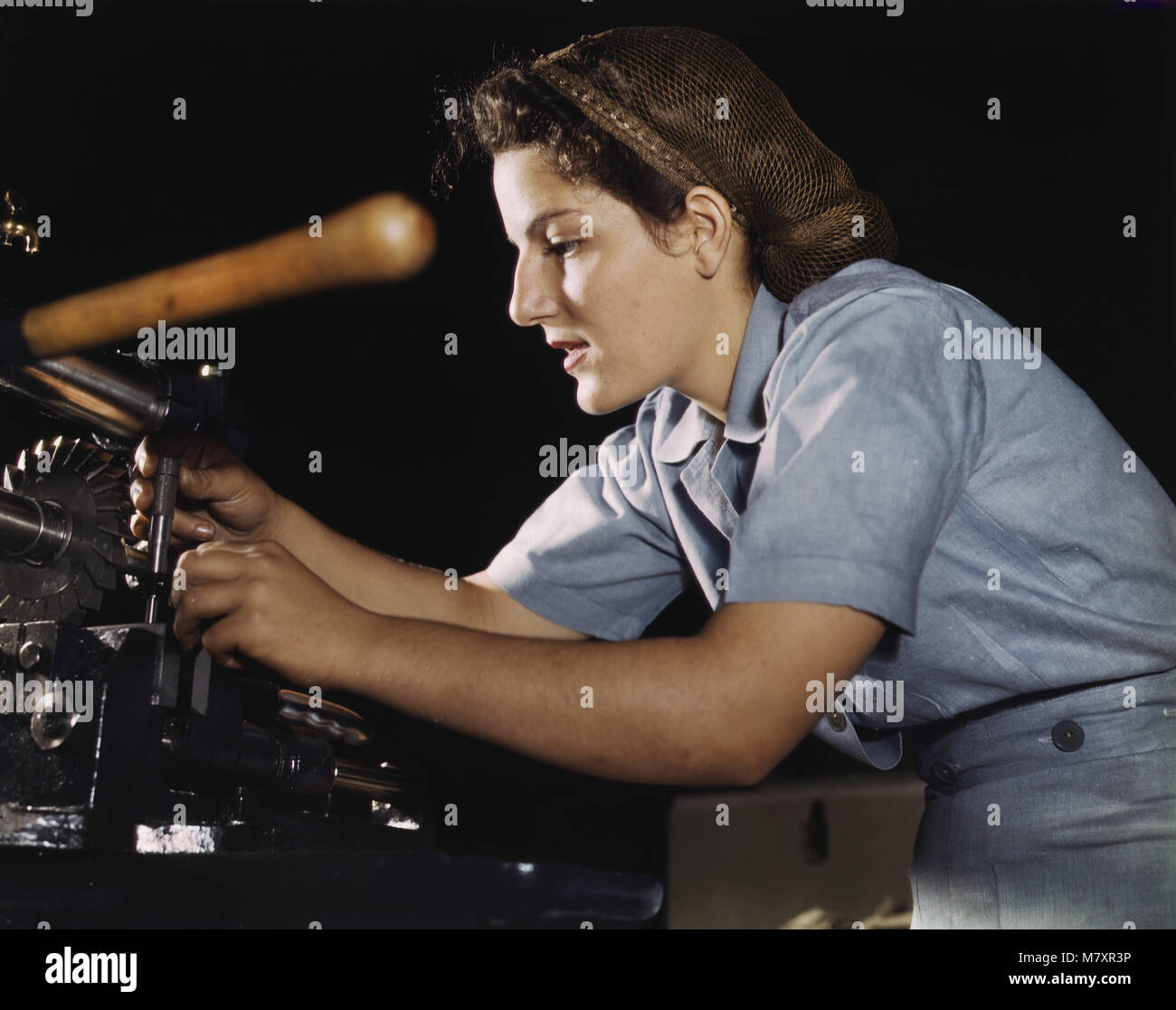 Marie Louise Stepan, 21 ans, travaillant à transporter les pièces dans la main Moulin, Consolidated Aircraft Corp., Fort Worth, Texas, USA, Howard R. Hollem pour Office of War Information, octobre 1942 Banque D'Images
