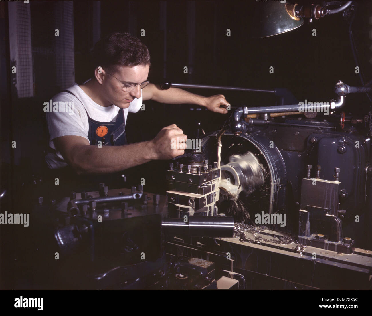 Employé en atelier de fabrication de machines de finition de pièce d'avion sur l'énorme Turret Lathe, North American Aviation, Inc., Inglewood, Californie, États-Unis, Alfred T. Palmer, États-Unis Office of War information, octobre 1942 Banque D'Images