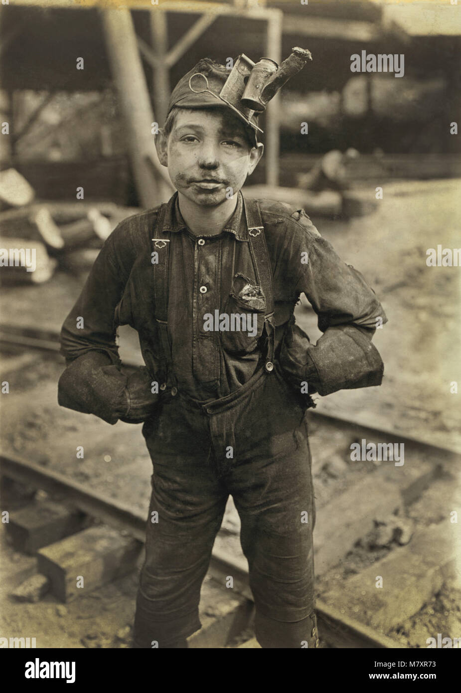 Tipple garçon, la Turquie, la Mine Bouton Three-Quarter Length Portrait, MacDonald, West Virginia, USA, Lewis Hine pour Comité nationale sur le travail des enfants, Août 1908 Banque D'Images