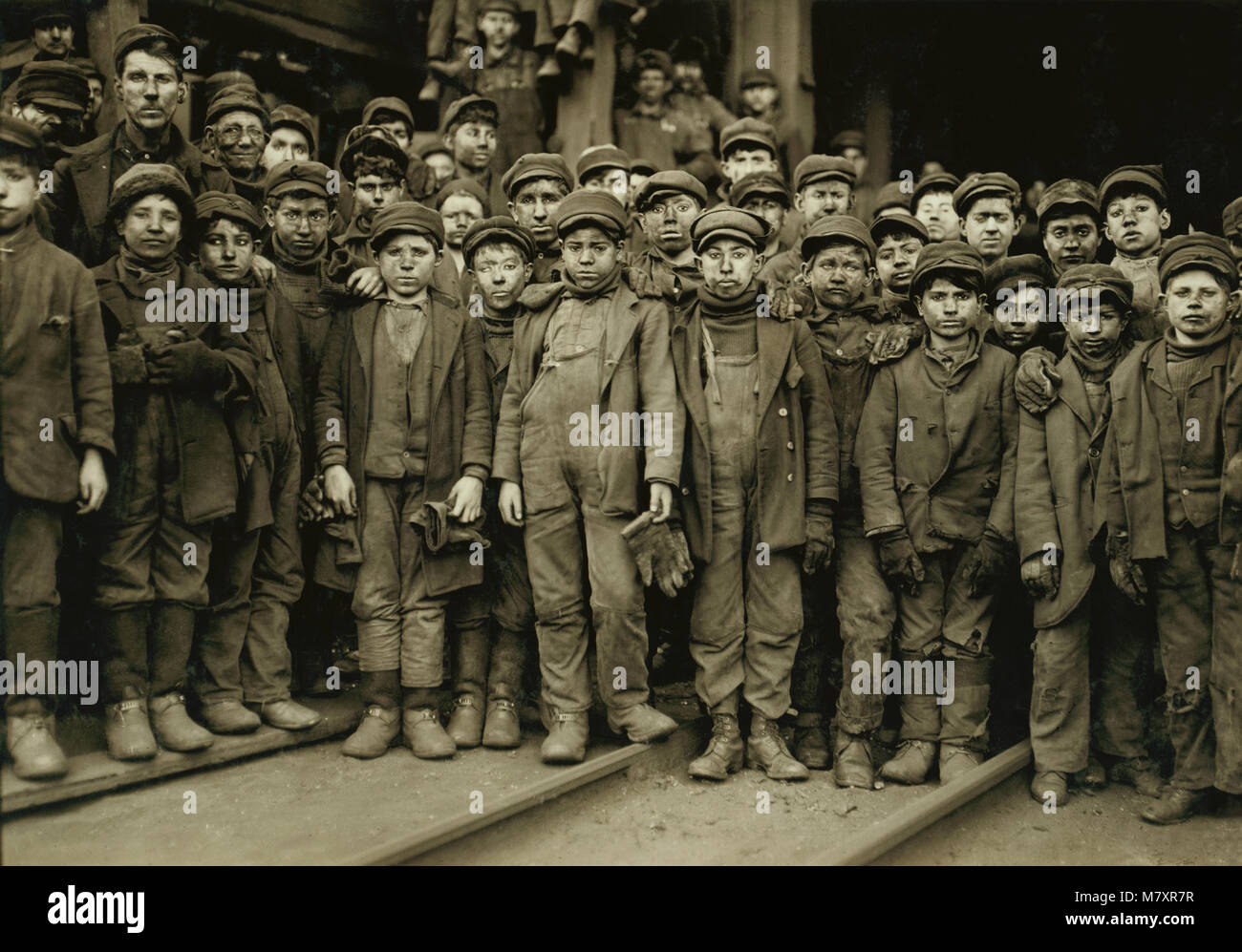 Grand groupe de garçons disjoncteur disjoncteur extérieur Ewen, Sud Pittston, Pennsylvania, USA, Lewis Hine pour Comité nationale sur le travail des enfants, Janvier 1911 Banque D'Images