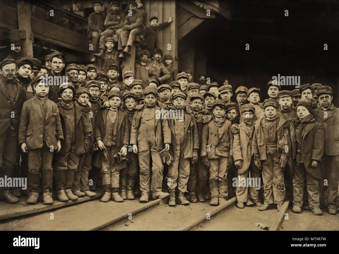 Grand groupe de garçons disjoncteur disjoncteur extérieur Ewen, Sud Pittston, Pennsylvania, USA, Lewis Hine pour Comité nationale sur le travail des enfants, Janvier 1911 Banque D'Images