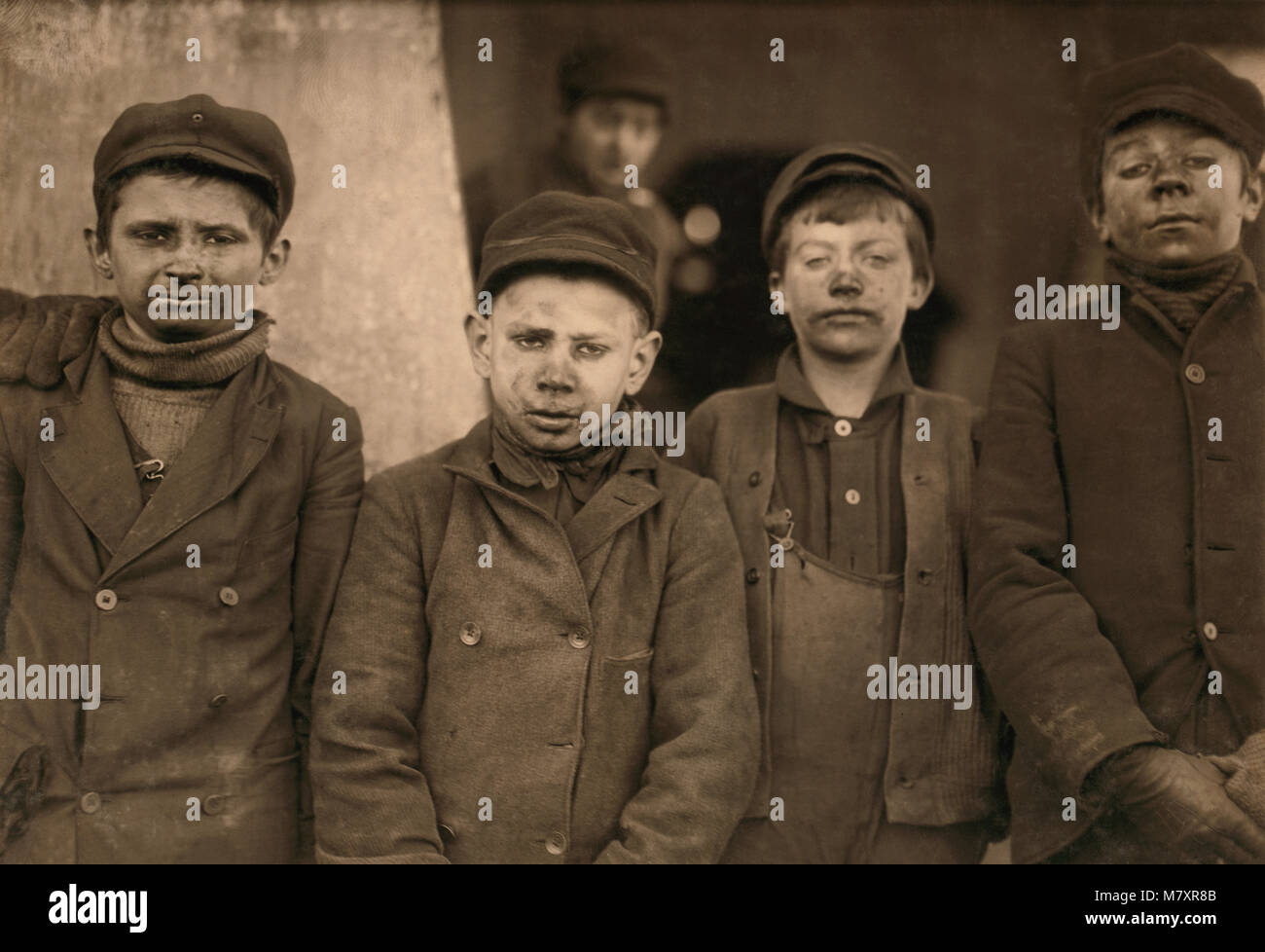 Quatre jeunes garçons disjoncteur disjoncteur, # 9, Half-length Portrait, Pittston, Pennsylvania, USA, Lewis Hine pour Comité nationale sur le travail des enfants, Janvier 1911 Banque D'Images
