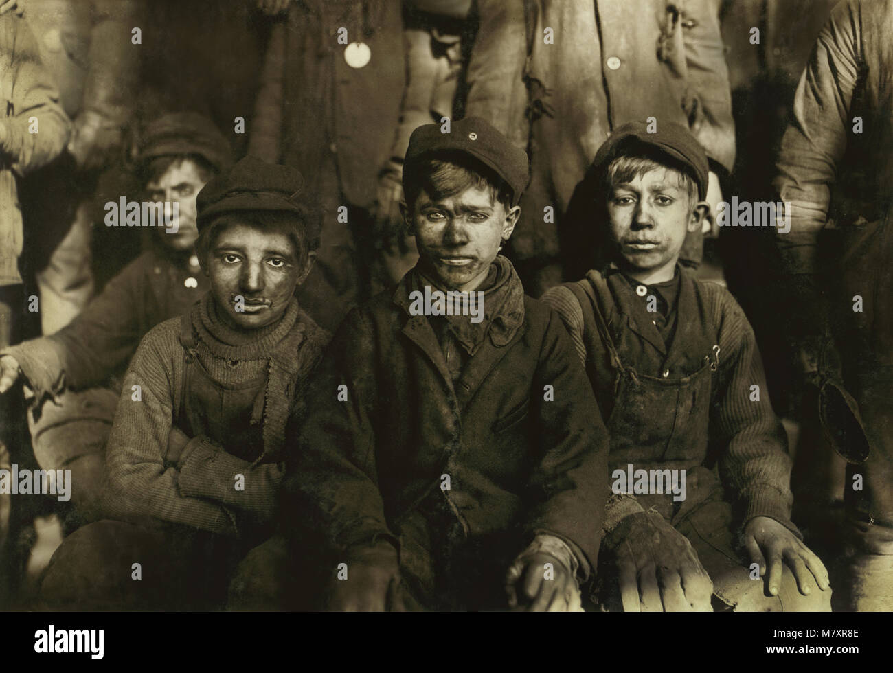 Disjoncteur de groupe, les garçons assis Portrait, Pittston, Pennsylvania, USA, Lewis Hine pour Comité nationale sur le travail des enfants, Janvier 1911 Banque D'Images