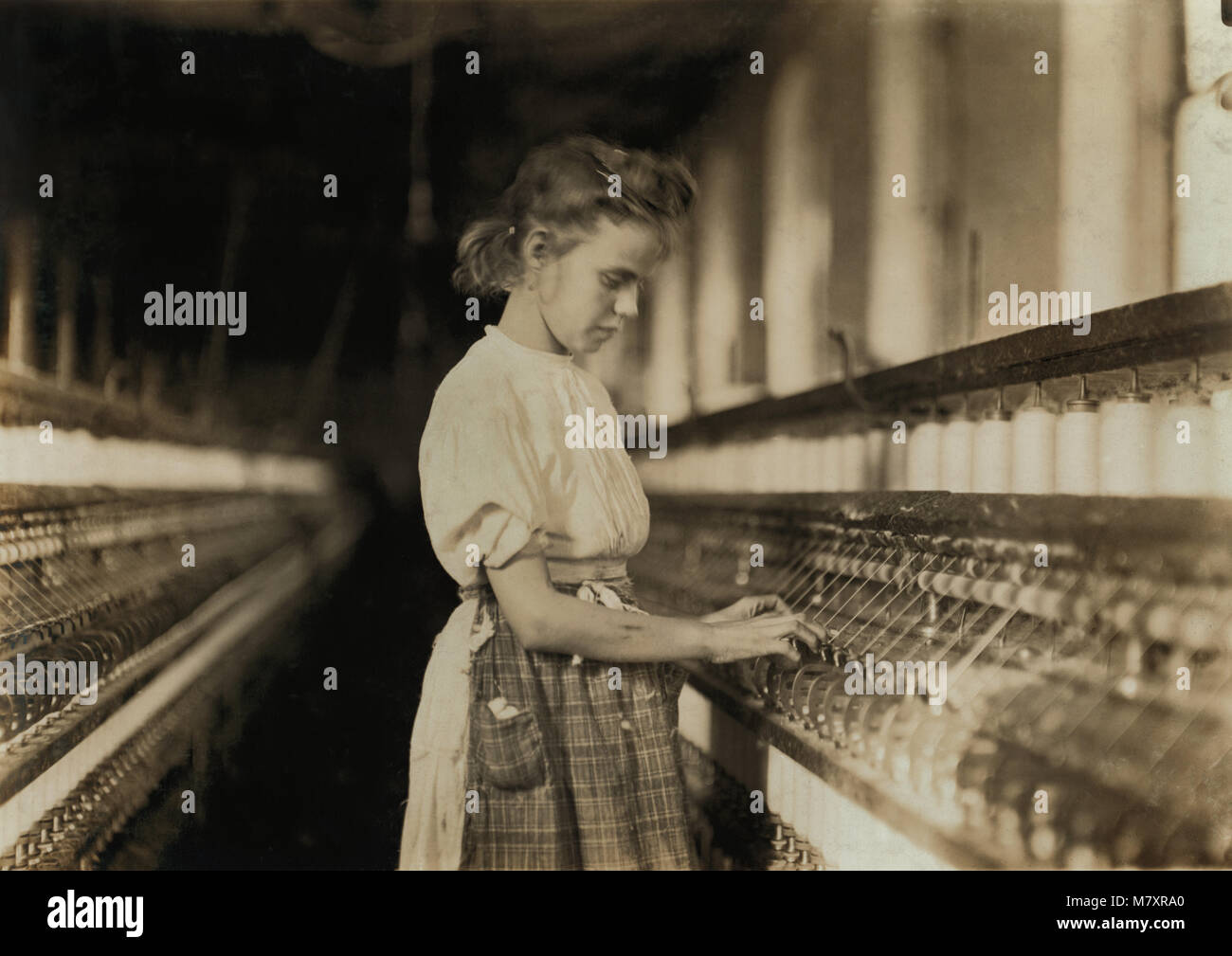 Jeune fille travaillant dans l'usine de textile, Cherryville, North Carolina, USA, Lewis Hine pour Comité nationale sur le travail des enfants, Novembre 1908 Banque D'Images