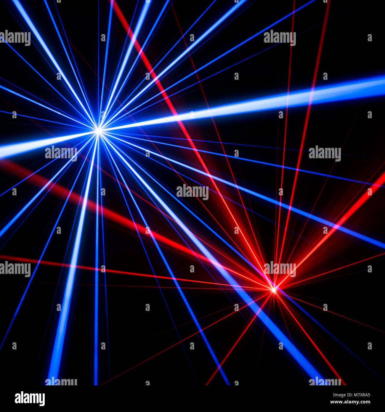 Faisceau laser rouge et bleu les effets de lumière sur fond noir Banque D'Images