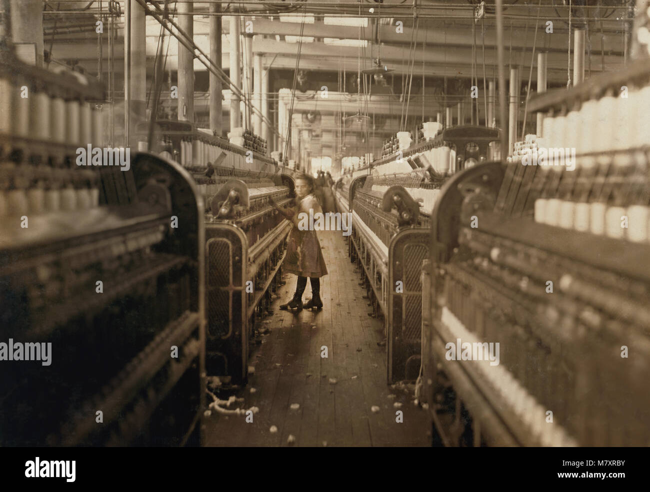 Petit Spinner, Mollahan les usines de coton, Newberry, Caroline du Sud, USA, Lewis Hine pour Comité nationale sur le travail des enfants, Décembre 1908 Banque D'Images