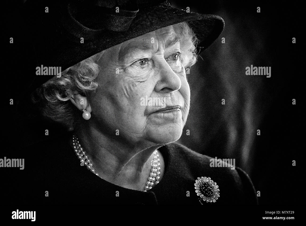 La reine Elizabeth II lors d'une visite au centre des visiteurs de la bataille de Culloden près d'Inverness. Banque D'Images