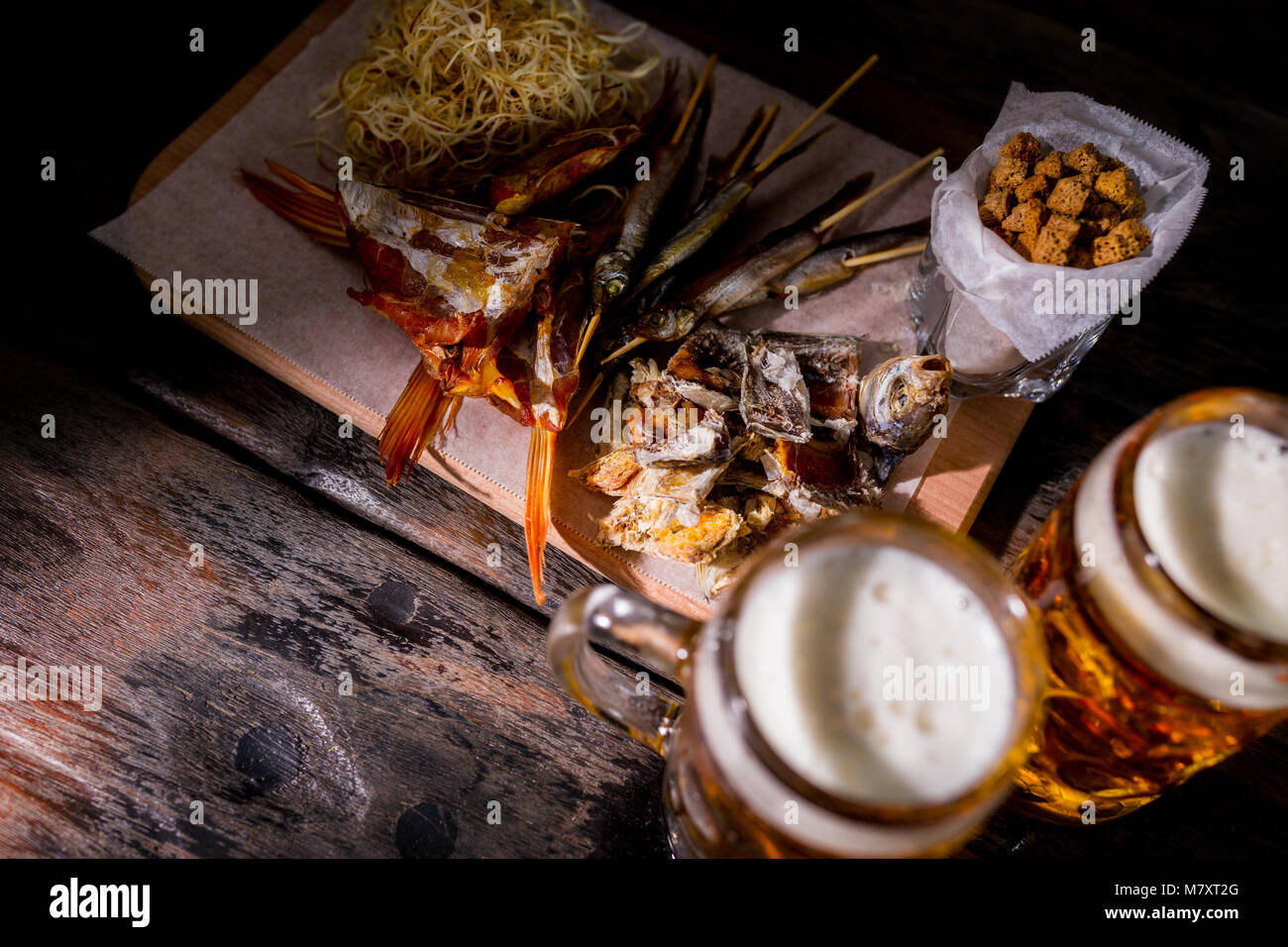 Un assortiment de collations avec verres à bière Banque D'Images