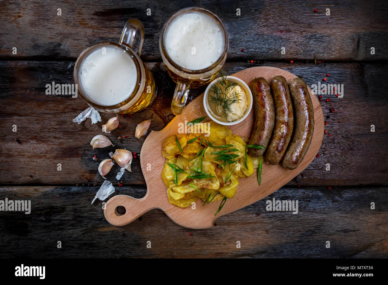 Un assortiment de collations avec verres à bière Banque D'Images