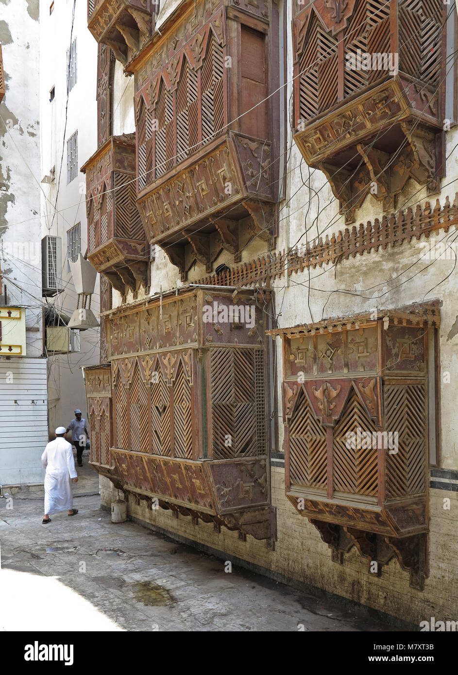 La vie de la rue, l'architecture et impressionnantes maisons anciennes en bois avec des fenêtres en baie et mashrabya dans Al Balad, Jeddah, Arabie Saoudite Banque D'Images