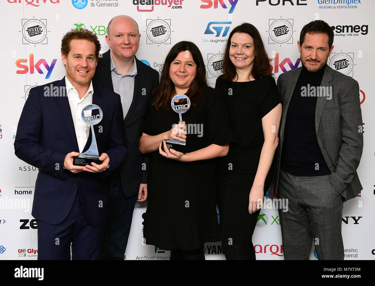 Adam James (à gauche), Mike Bartlett, Jude Liknaitzky (centre), Kate Crowther, et Bertie Carvel (droite) avec la catégorie théâtre programme parrainé par SES pendant le 2018 prix à l'étui TRIC Grosvenor House Hotel, Londres. Banque D'Images